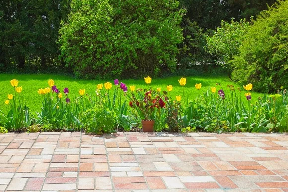 Blumenbeet vor einer Terrasse